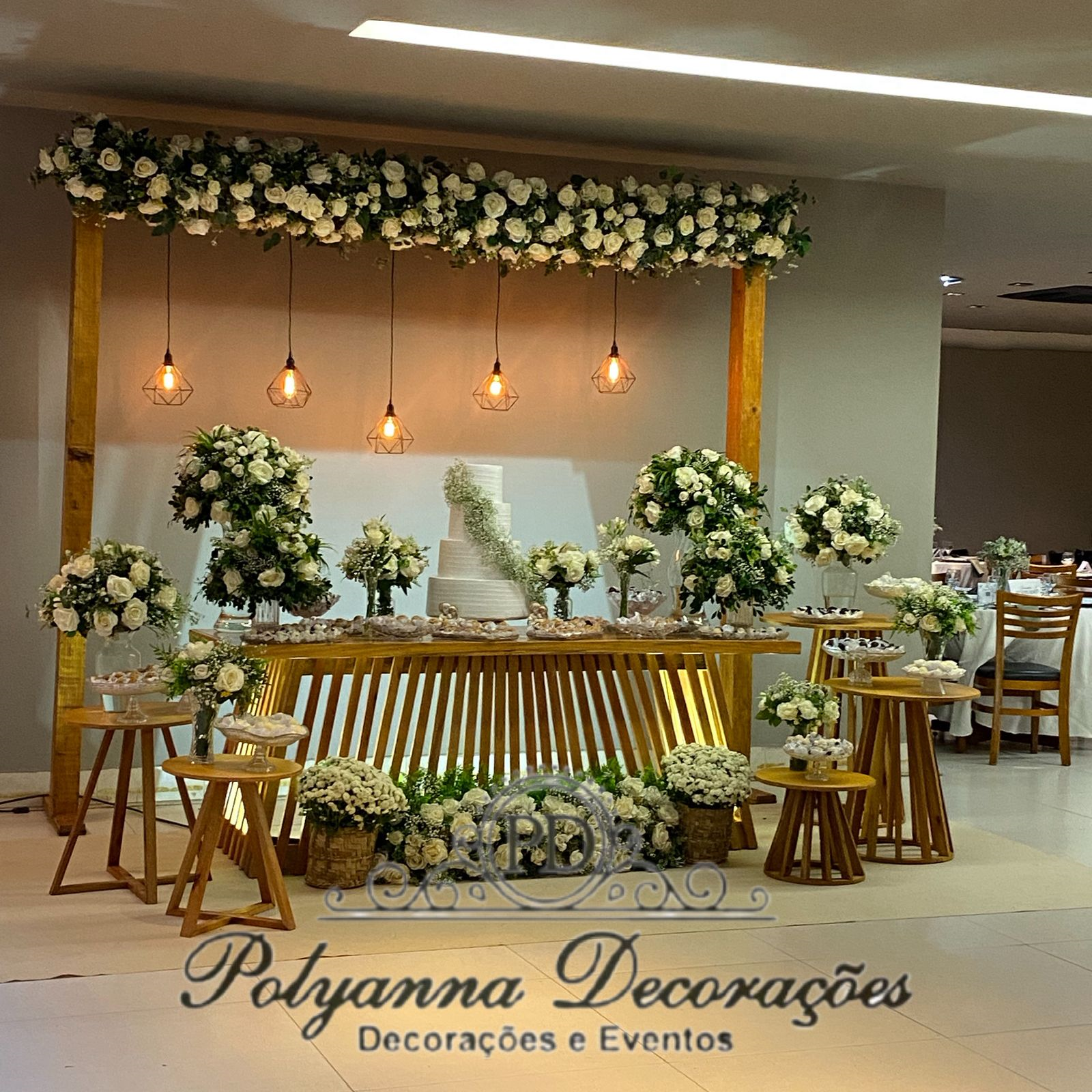 Mesa Rústica Ripada em Verniz com Desconstrução