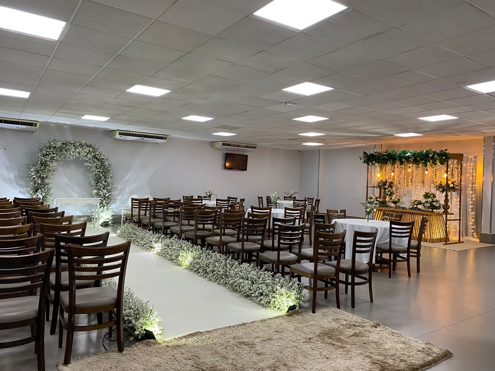 Passarela com Aparador e Arco de áster no altar, carpete e floreiras de áster, tapete acabamento