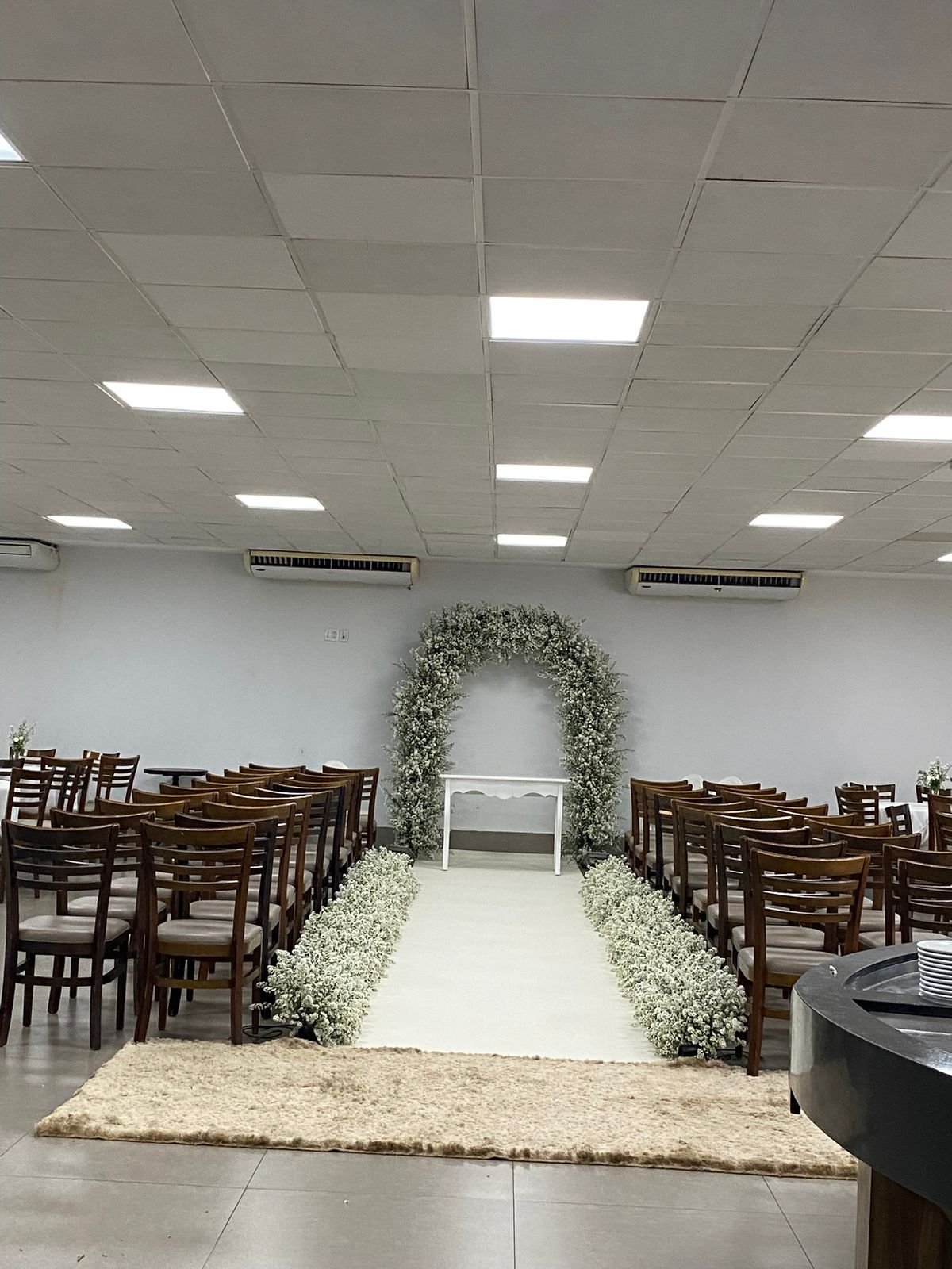 Passarela (Visão frente)com Aparador e Arco de áster no altar, carpete e floreiras de áster, tapete acabamento