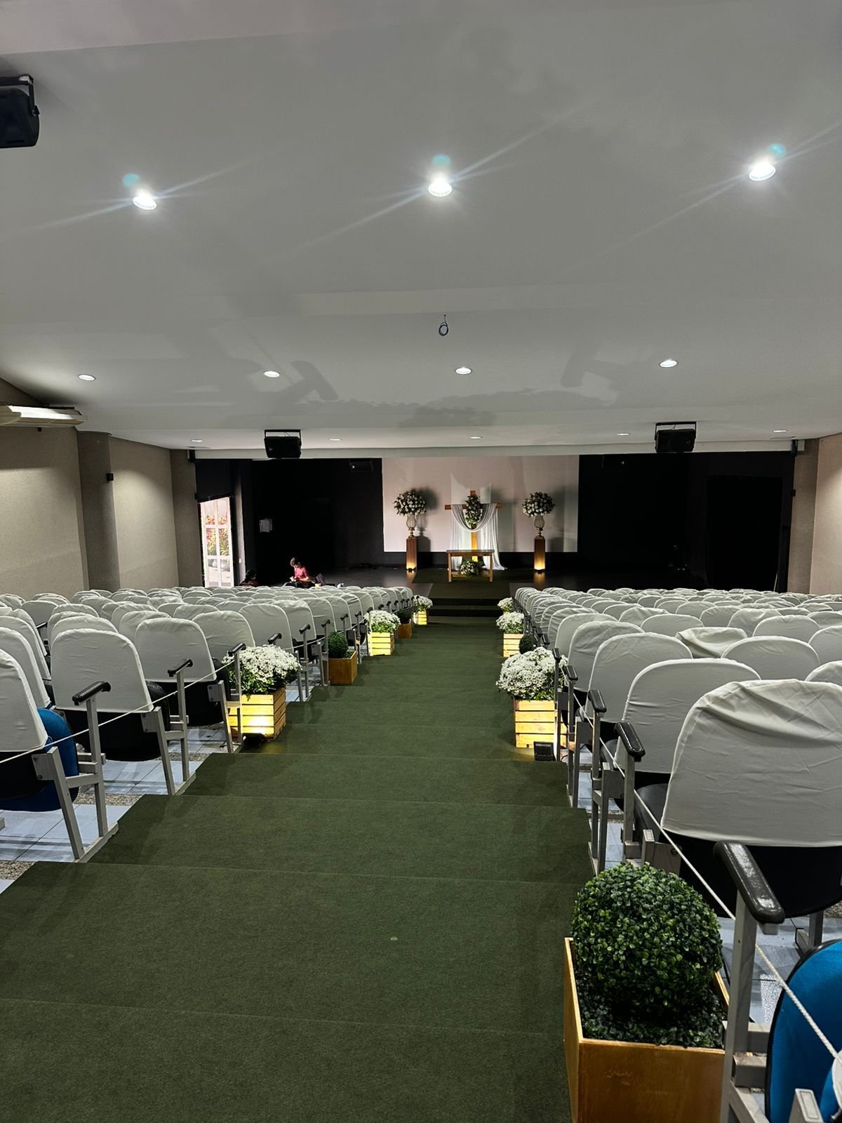 Passarela com 2 arranjos e vasos no altar e aparador rústico, caminho com belgas e buxinhas nas caixinhas ripadas e rústicas